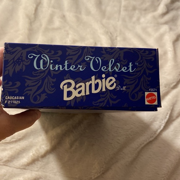 NRFB Vintage 1995 AVON ~ Winter Velvet Barbie Doll ❄️ - Picture 12 of 12